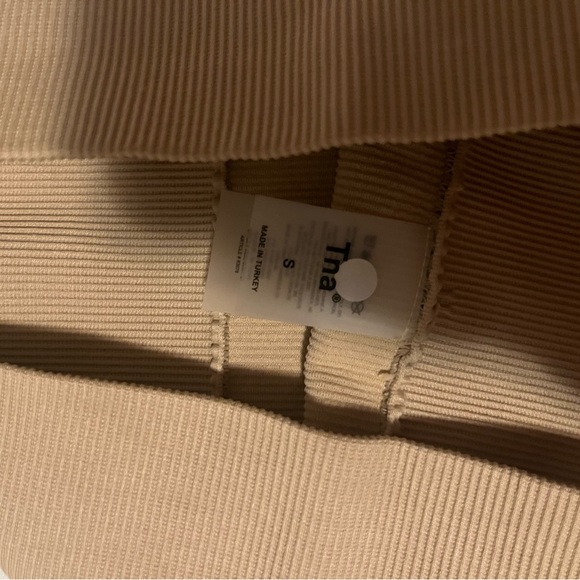 Aritzia ribbed biker shorts - Picture 3 of 3